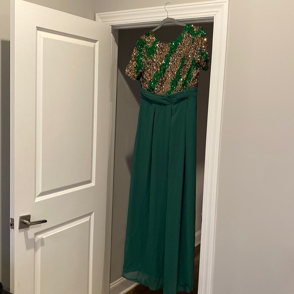 Beautiful gown. Never worn. Paid $150 for. Fits a 6/8